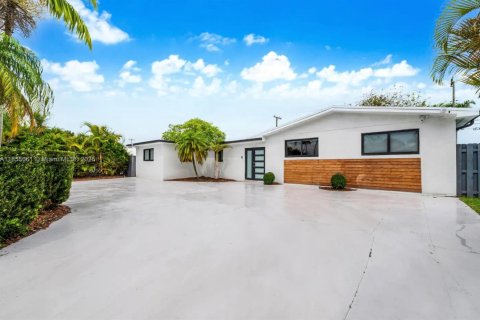 House in Cutler Bay, Florida 5 bedrooms, 192.21 sq.m. № 2038797