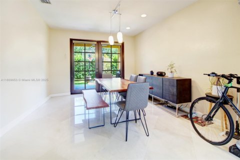 House in Cutler Bay, Florida 5 bedrooms, 366.5 sq.m. № 1752395 - photo 8