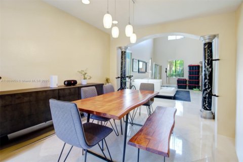 House in Cutler Bay, Florida 5 bedrooms, 366.5 sq.m. № 1752395 - photo 9