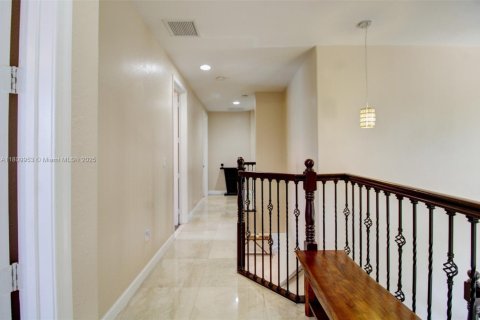 House in Cutler Bay, Florida 5 bedrooms, 366.5 sq.m. № 1752395 - photo 15