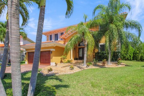 House in Cutler Bay, Florida 5 bedrooms, 366.5 sq.m. № 1752395 - photo 4