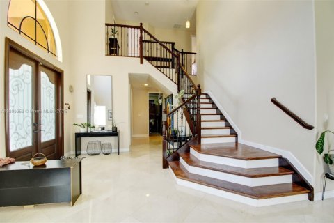 House in Cutler Bay, Florida 5 bedrooms, 366.5 sq.m. № 1752395 - photo 5