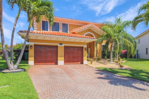 House in Cutler Bay, Florida 5 bedrooms, 366.5 sq.m. № 1752395 - photo 1
