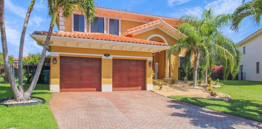 House in Cutler Bay, Florida 5 bedrooms, 366.5 sq.m. № 1752395