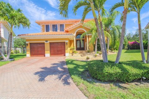 House in Cutler Bay, Florida 5 bedrooms, 366.5 sq.m. № 1752395 - photo 3