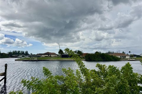 Terrain à Cape Coral, Floride № 2370753