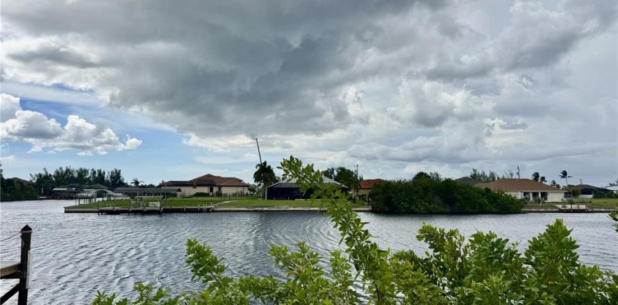 Terrain à Cape Coral, Floride № 2370753