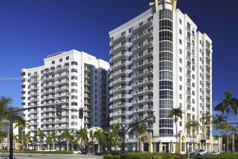 Купить кондоминиум в Холливуд, Флорида 3 спальни, 137.5м2, № 1983311 - фото 1