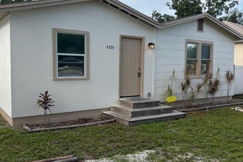 House in Saint Petersburg, Florida 2 bedrooms, 112.97 sq.m. № 2234339