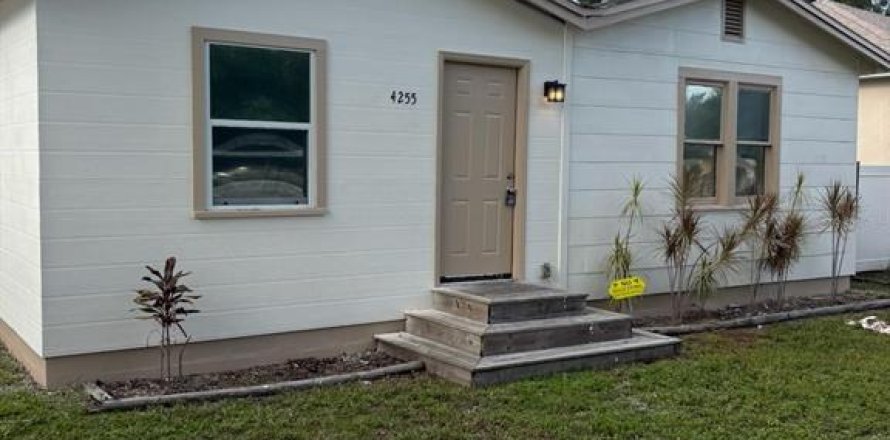 House in Saint Petersburg, Florida 2 bedrooms, 112.97 sq.m. № 2234339