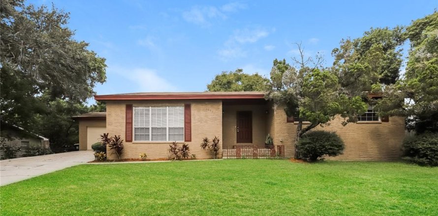 House in Lakeland, Florida 4 bedrooms, 219.25 sq.m. № 2349313