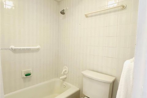 Купить кондоминиум в Майами-Бич, Флорида 51.1м2, № 1984404 - фото 15