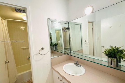 Купить кондоминиум в Майами-Бич, Флорида 51.1м2, № 1984404 - фото 14