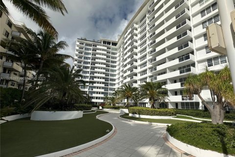 Купить кондоминиум в Майами-Бич, Флорида 51.1м2, № 1984404 - фото 24