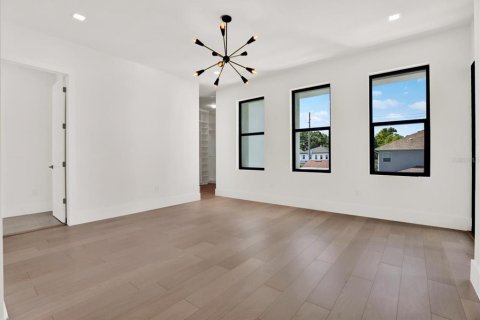 House in Tampa, Florida 4 bedrooms, 344.48 sq.m. № 1749545 - photo 11