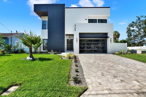 House in Tampa, Florida 4 bedrooms, 344.48 sq.m. № 1749545 - photo 1