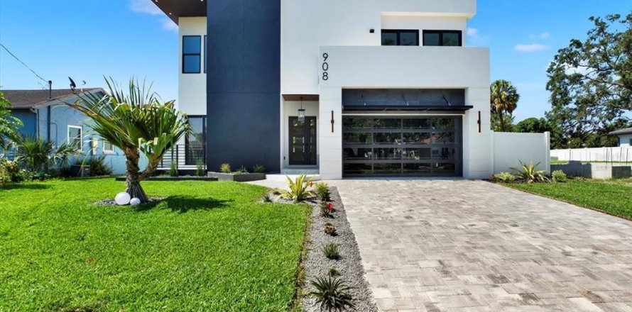 House in Tampa, Florida 4 bedrooms, 344.48 sq.m. № 1749545