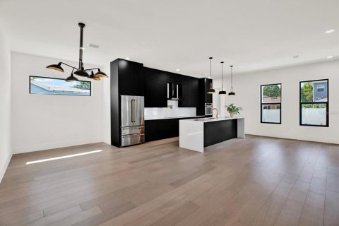 House in Tampa, Florida 4 bedrooms, 344.48 sq.m. № 1749545 - photo 3