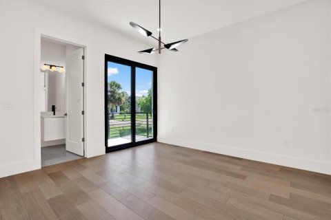 House in Tampa, Florida 4 bedrooms, 344.48 sq.m. № 1749545 - photo 17