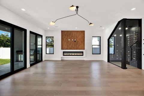House in Tampa, Florida 4 bedrooms, 344.48 sq.m. № 1749545 - photo 5