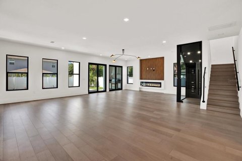 House in Tampa, Florida 4 bedrooms, 344.48 sq.m. № 1749545 - photo 4