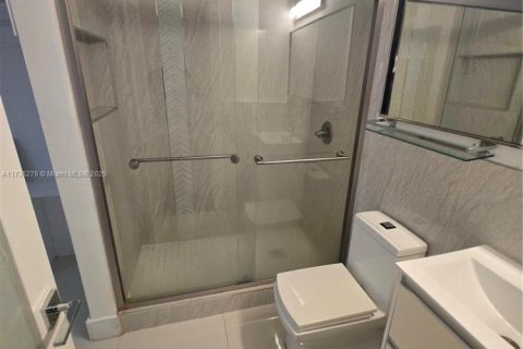 House in Miami, Florida 6 bedrooms, 425.31 sq.m. № 1842628 - photo 17