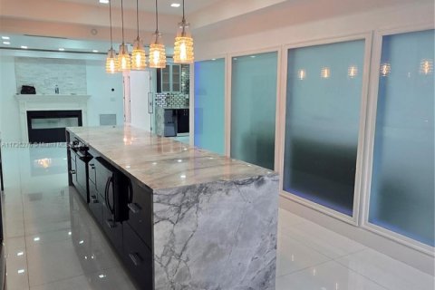 House in Miami, Florida 6 bedrooms, 425.31 sq.m. № 1842628 - photo 2