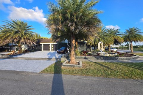 House in Miami, Florida 6 bedrooms, 425.31 sq.m. № 1842628 - photo 10