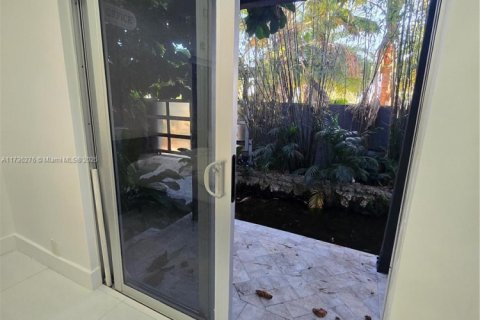 House in Miami, Florida 6 bedrooms, 425.31 sq.m. № 1842628 - photo 19
