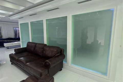 House in Miami, Florida 6 bedrooms, 425.31 sq.m. № 1842628 - photo 13