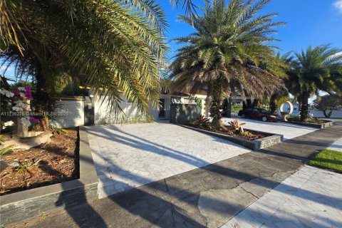 House in Miami, Florida 6 bedrooms, 425.31 sq.m. № 1842628 - photo 30