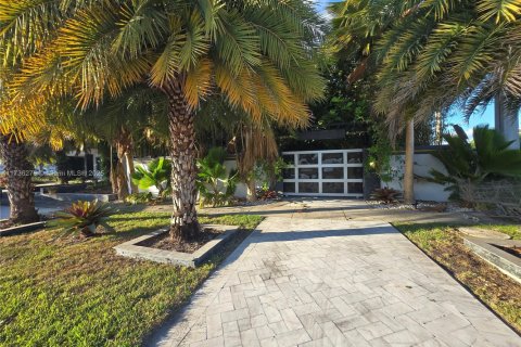 House in Miami, Florida 6 bedrooms, 425.31 sq.m. № 1842628 - photo 27