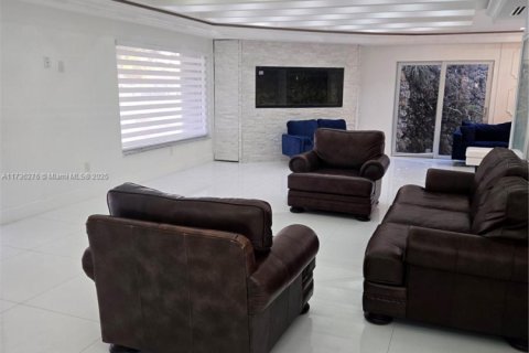 House in Miami, Florida 6 bedrooms, 425.31 sq.m. № 1842628 - photo 9
