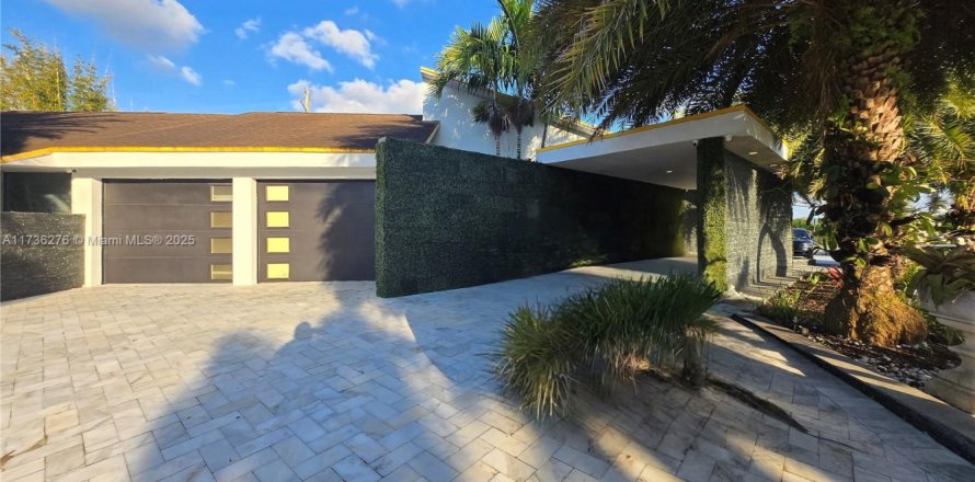 House in Miami, Florida 6 bedrooms, 425.31 sq.m. № 1842628