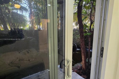 House in Miami, Florida 6 bedrooms, 425.31 sq.m. № 1842628 - photo 15