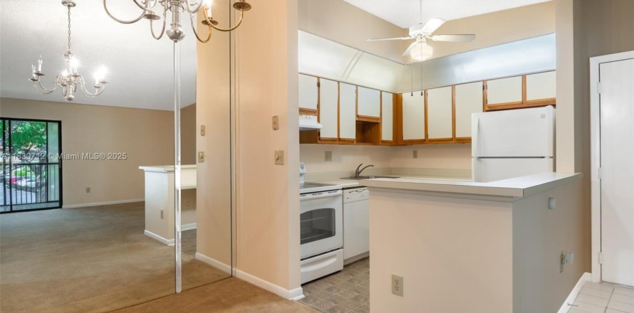 Condo in Tamarac, Florida, 2 bedrooms № 1934138