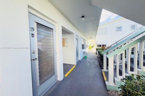 Снять в аренду кондоминиум в Уэст-Палм-Бич, Флорида 1 спальня, 65.22м2, № 1969829 - фото 2