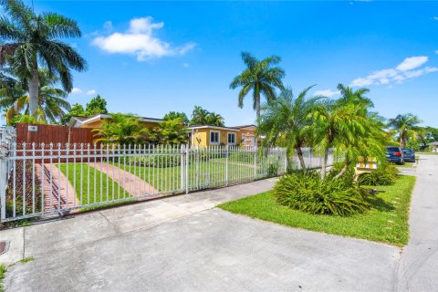 House in Homestead, Florida 4 bedrooms, 234.3 sq.m. № 1859096 - photo 4