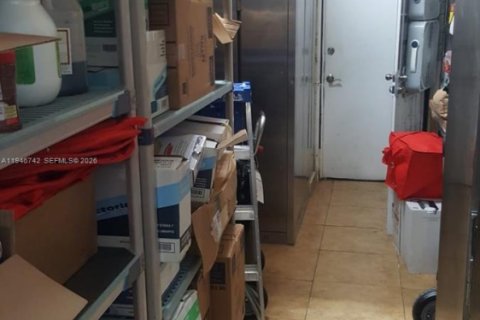 Propiedad comercial en venta en Hialeah, Florida № 2152919 - foto 17