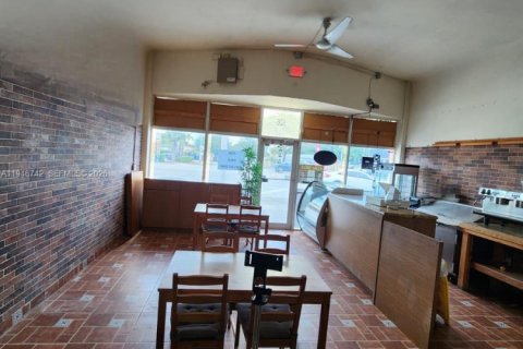 Propiedad comercial en venta en Hialeah, Florida № 2152919 - foto 9
