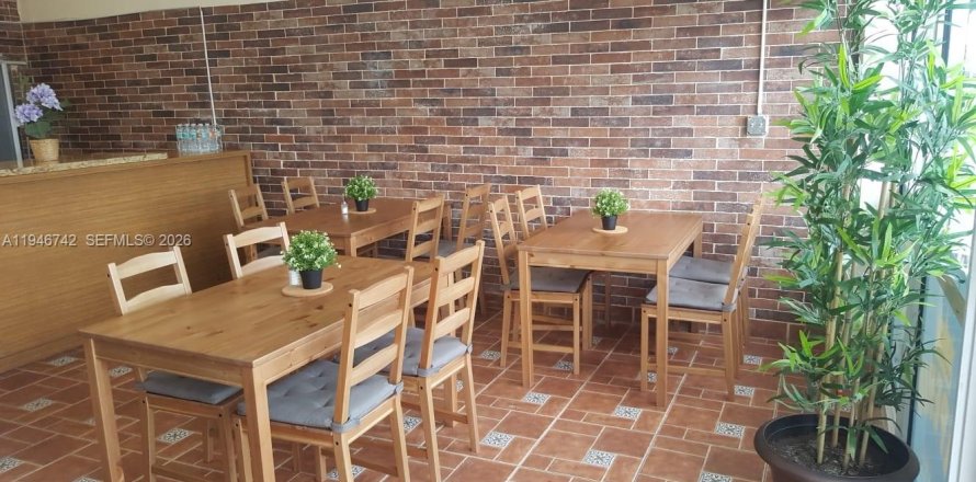 Propiedad comercial en Hialeah, Florida № 2152919