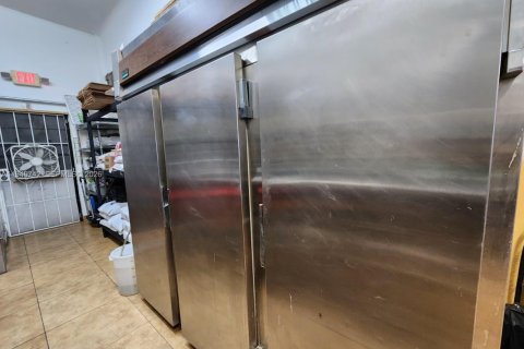 Propiedad comercial en venta en Hialeah, Florida № 2152919 - foto 11