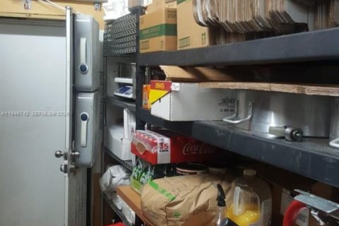 Propiedad comercial en venta en Hialeah, Florida № 2152919 - foto 19