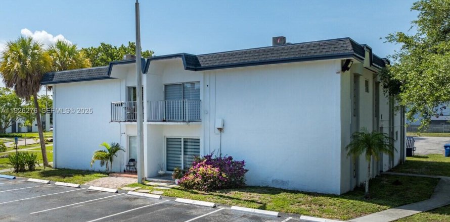 Condominio en Miami, Florida, 2 dormitorios  № 2076975