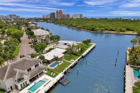 House in Fort Lauderdale, Florida 3 bedrooms, 187.11 sq.m. № 1796257 - photo 1