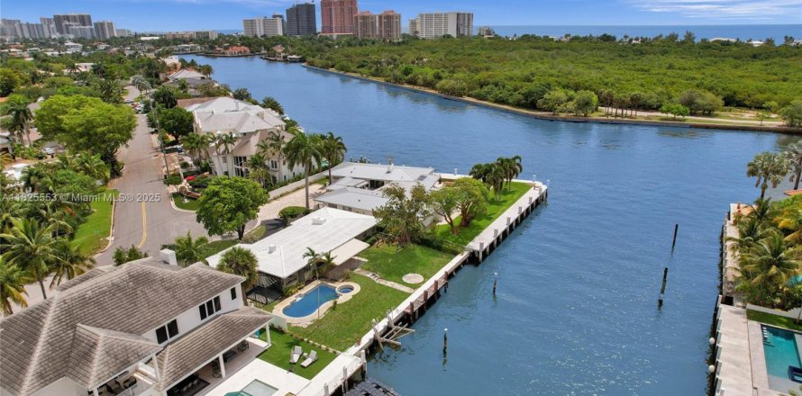 House in Fort Lauderdale, Florida 3 bedrooms, 187.11 sq.m. № 1796257