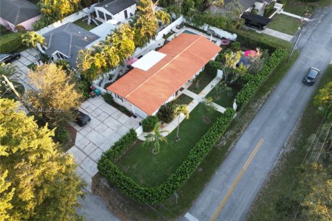 Villa ou maison à vendre à Biscayne Park, Floride: 3 chambres № 2068266 - photo 2