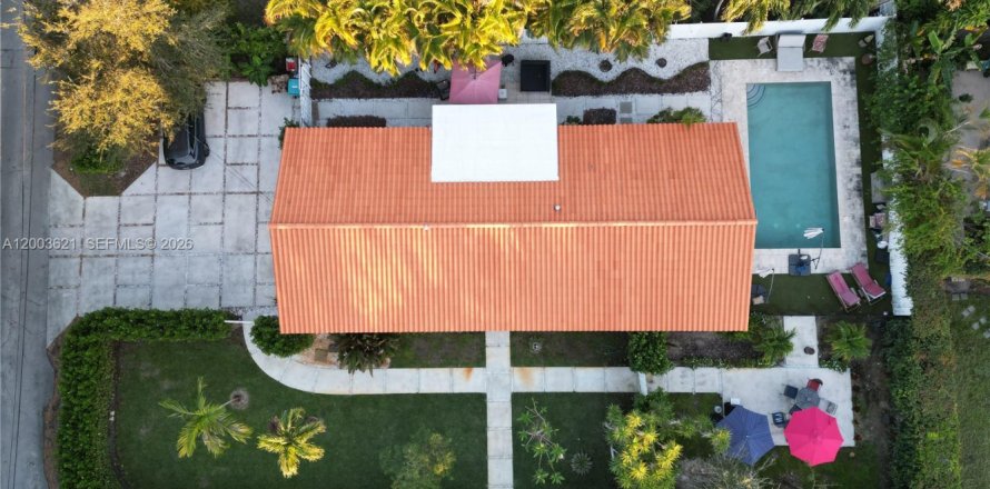 Villa ou maison à Biscayne Park, Floride 3 chambres № 2068266