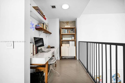 Condo in Miami, Florida, 1 bedroom  № 1738112 - photo 26