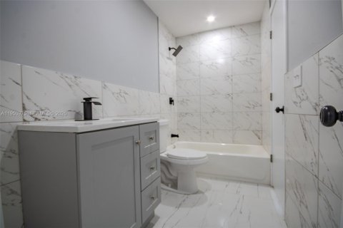 Villa ou maison à vendre à Lauderdale Lakes, Floride: 4 chambres, 167.5 m2 № 2006310 - photo 24